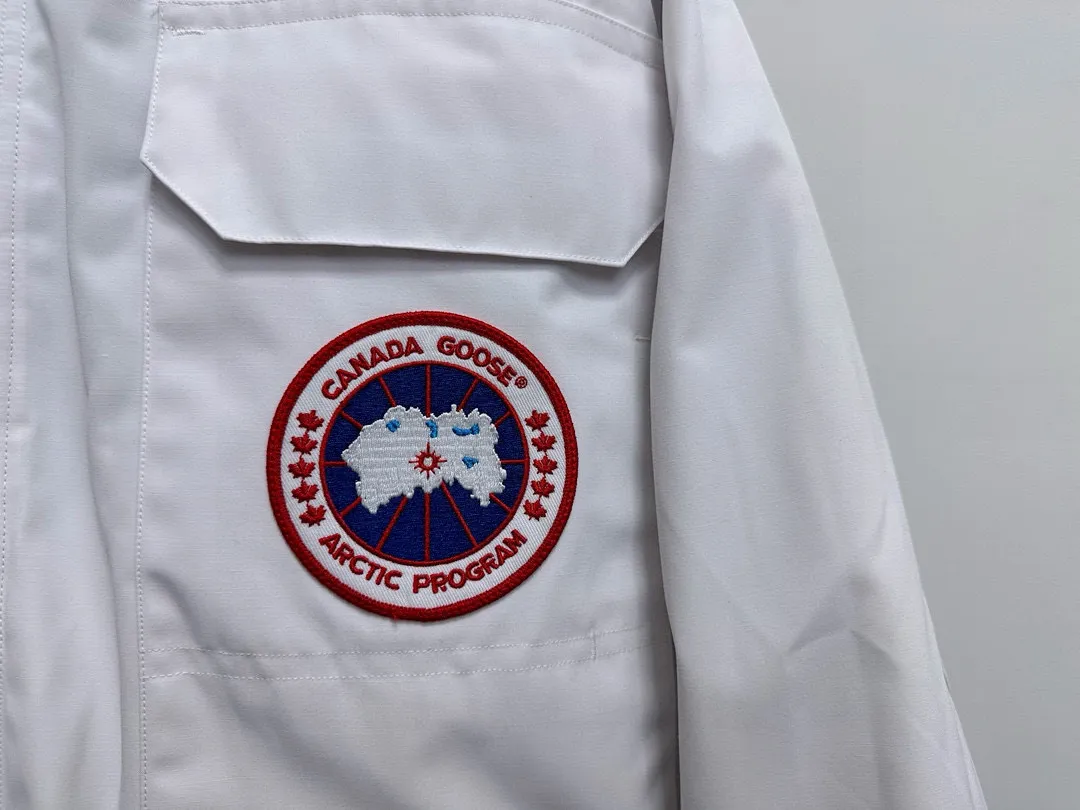 P780 Top Purchasing Version (Wolf Hair Optional) 🇨🇦CANADA GOOES 24 new models 08 models/couple models Factory direct supply: supplying global purchasing agents, micro-business, entities, Tmall, high-end stalls and studio cooperation, free shipping! Canada Goose Expedition Parka 2008 is the same style for men and women. It is mid-length and the most timeless classic. All Arctic and Antarctic scientific expedition teams choose Canada Goose as their cold-proof equipment. It is the Rolls-Royce of down jackets. ➖ Industry-leading anti-counterfeiting chip sensing. ➖ Imported Behringer embroidery machines and customized embroidery labels, the highest level and industry leading. ➖ Imported Korean 21-count polyester-cotton blended original fabric, TC85 waterproof coated fabric, water-repellent, windproof and wear-resistant. ➖ The new national standard 80 white duck down is filled with an average of 520 grams of down. The amount of down filled is industry-leading. ➖ 100% nylon lining with double double-layer sealing design to prevent velvet running, and seamless thread design on the cuffs! ➖ Western Canadian Green Wolf Collar. ➖ Yoshida YKK provides original factory-customized electroplated sliders. YKK two-way lockable zippers are tight and smooth and do not peel off paint. ➖ 3M composite Velcro is durable and the accessories and hardware are all custom-made. Note: Our copywriting is only simple and clear. Instead of bragging about the copywriting, it is better to compare and understand with samples. Only for the purest goose, the most dedicated, the most professional, the highest quality, the highest cost performance!  Size:XS-XXL